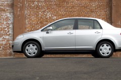 Nissan Tiida Sedans 2007 - 2011 foto 1
